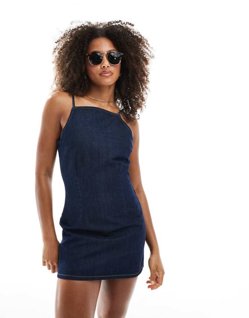 ASOS DESIGN - Jeans-Minikleid in Indigoblau mit Riemchen-Trägern und betonter Taille von ASOS DESIGN