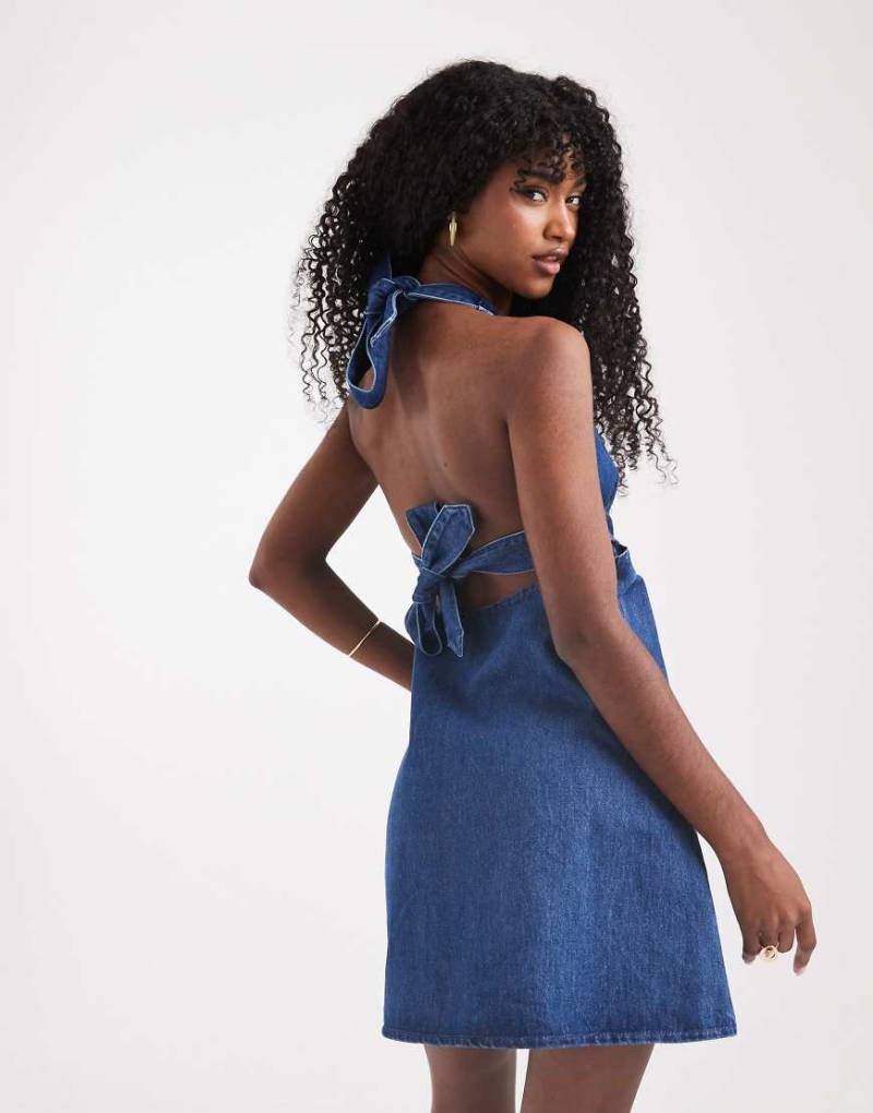 ASOS DESIGN - Jeans-Minikleid in Mittelblau mit Neckholder-Träger von ASOS DESIGN