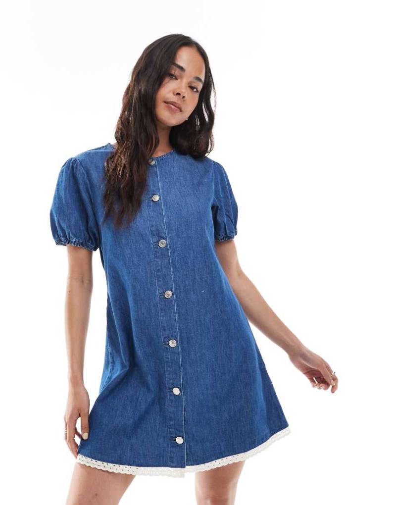 ASOS DESIGN - Jeans-Minikleid in Mittelblau mit Puffärmeln und Lochstickerei-Besatz von ASOS DESIGN