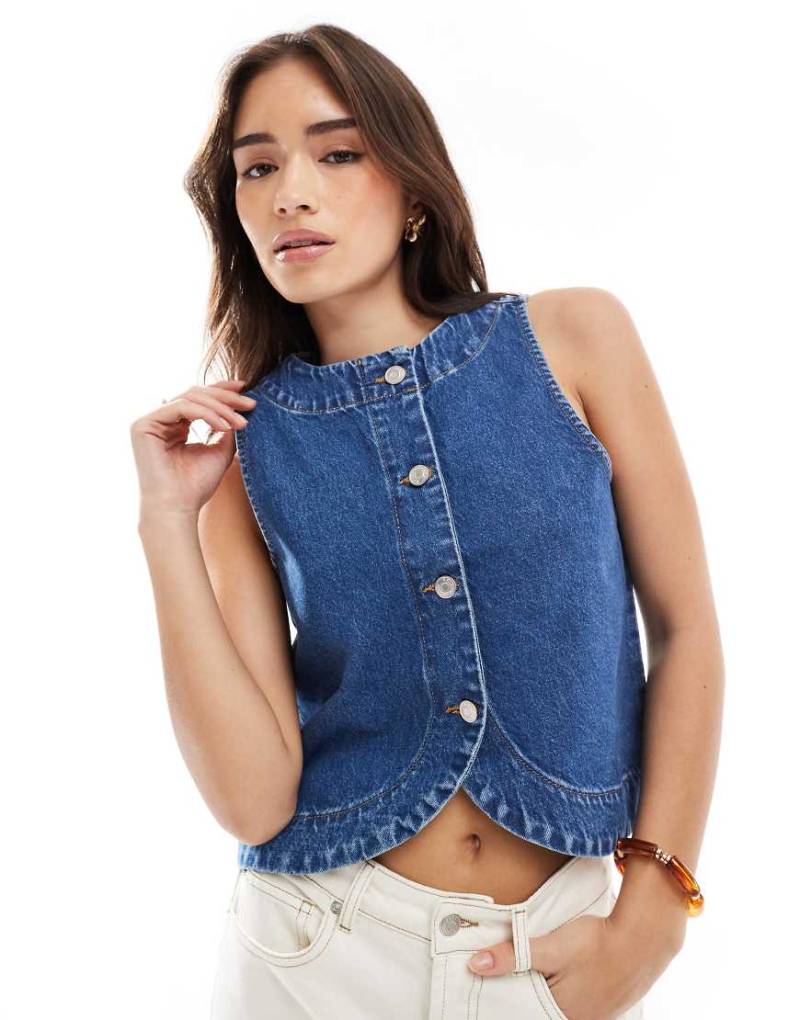 ASOS DESIGN - Jeans-Oberteil in Mittelblau mit Knopfleiste und abgerundetem Saum von ASOS DESIGN