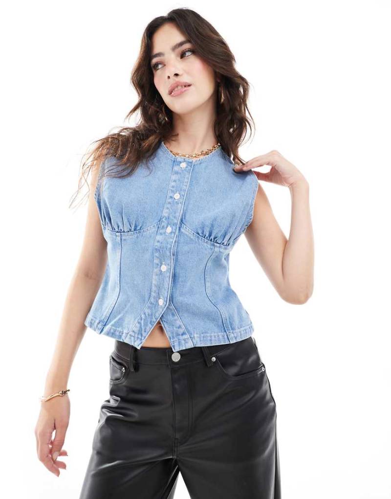 ASOS DESIGN - Jeans-Oberteil in Mittelblau mit geraffter Brustpartie von ASOS DESIGN