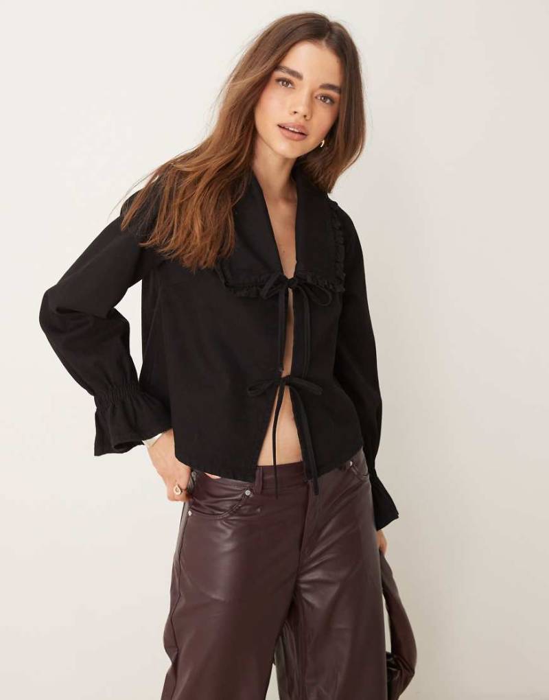 ASOS DESIGN - Jeans-Oberteil in Schwarz mit Rüschenkragen von ASOS DESIGN