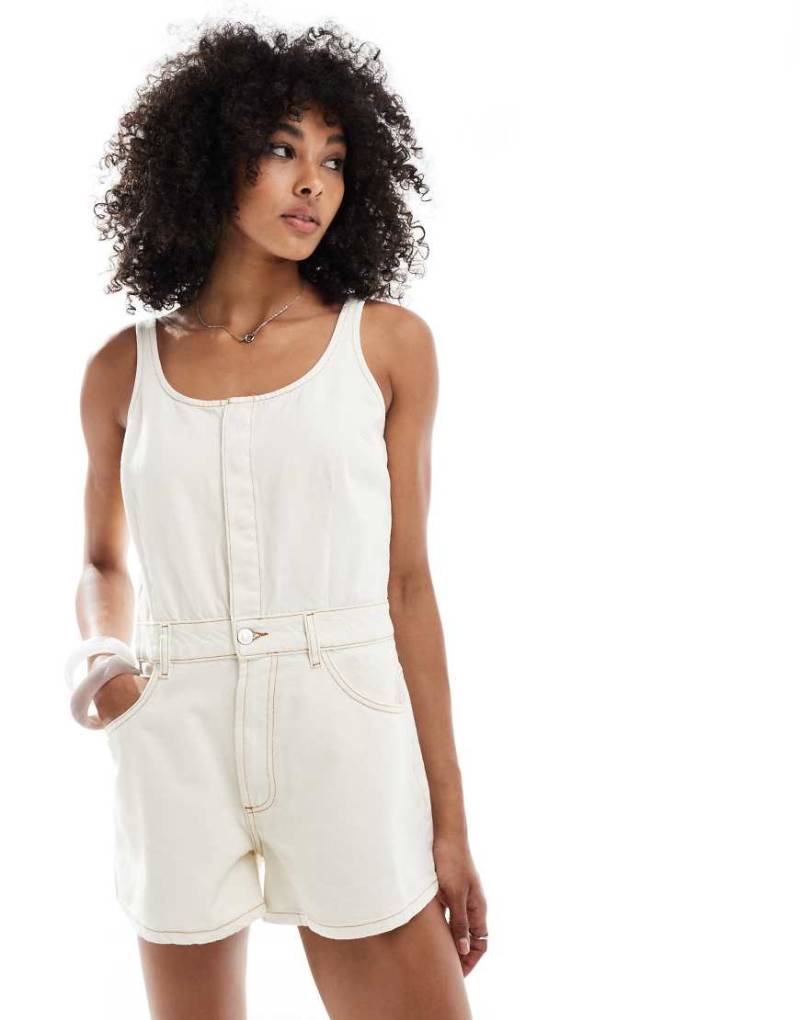 ASOS DESIGN - Jeans-Playsuit in Ecru mit A-Linien-Schnitt-Weiß von ASOS DESIGN