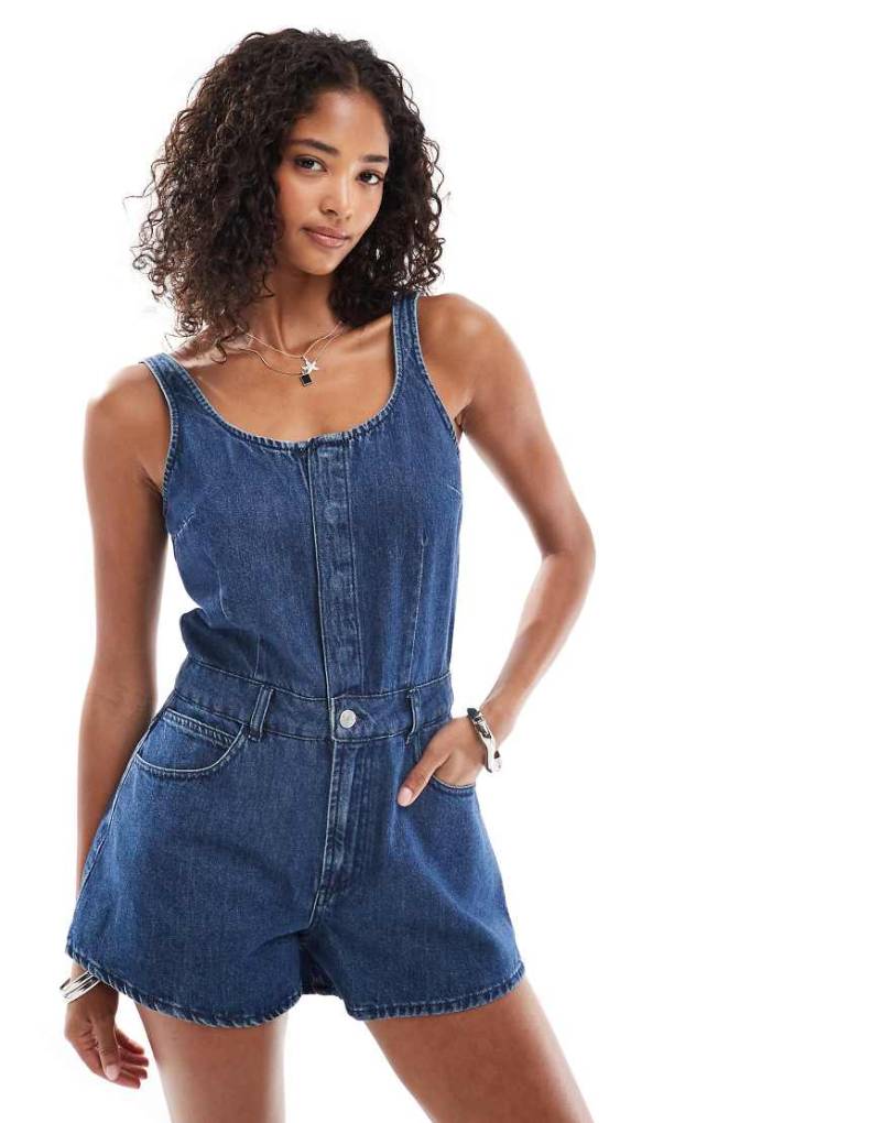 ASOS DESIGN - Jeans-Playsuit in Mittelblau mit A-Linien-Schnitt von ASOS DESIGN