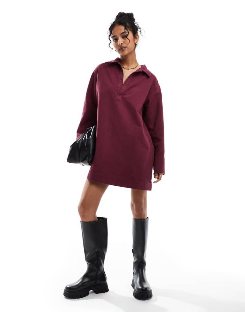 ASOS DESIGN - Jeans-Rugby-Kleid in Burgunderrot von ASOS DESIGN