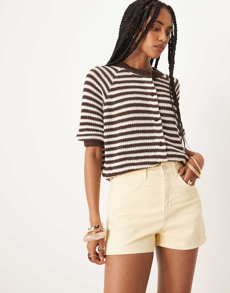 ASOS DESIGN - Jeans-Shorts in Buttermilchgelb mit A-Linien-Schnitt ASOS DESIGN - Jeans-Shorts in Buttermilchgelb mit A-Linien-Schnitt von ASOS DESIGN