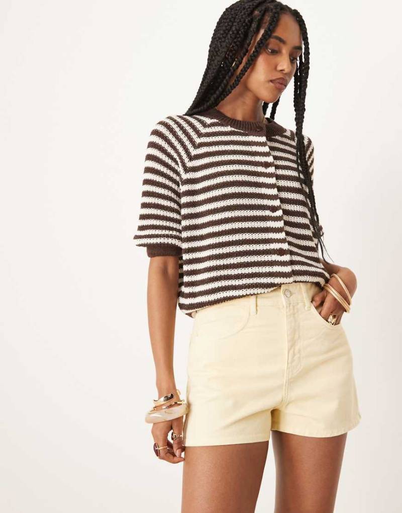 ASOS DESIGN - Jeans-Shorts in Buttermilchgelb mit A-Linien-Schnitt von ASOS DESIGN