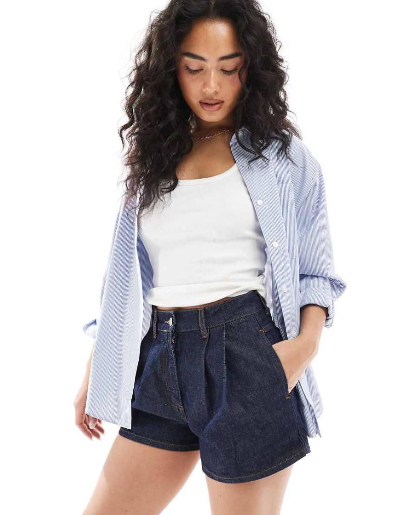 ASOS DESIGN - Jeans-Shorts in Indigoblau mit Bundfalten von ASOS DESIGN