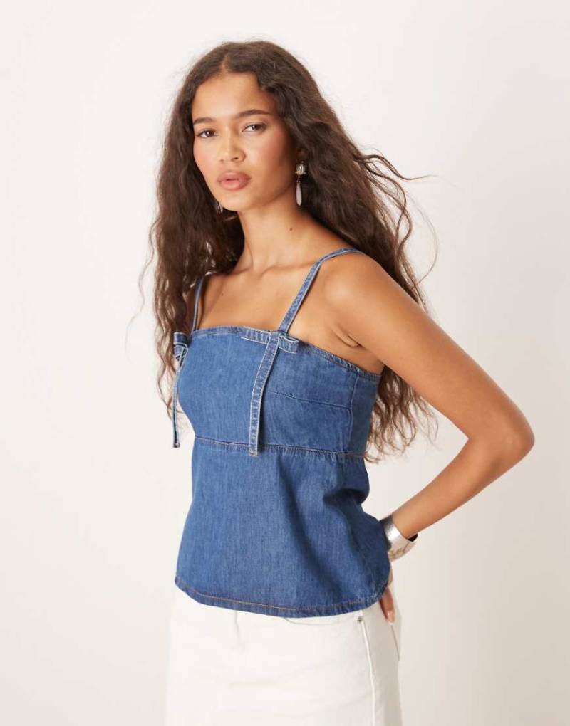 ASOS DESIGN - Jeans-Top in Mittelblau mit Riemchenträgern und Schleifen vorne von ASOS DESIGN