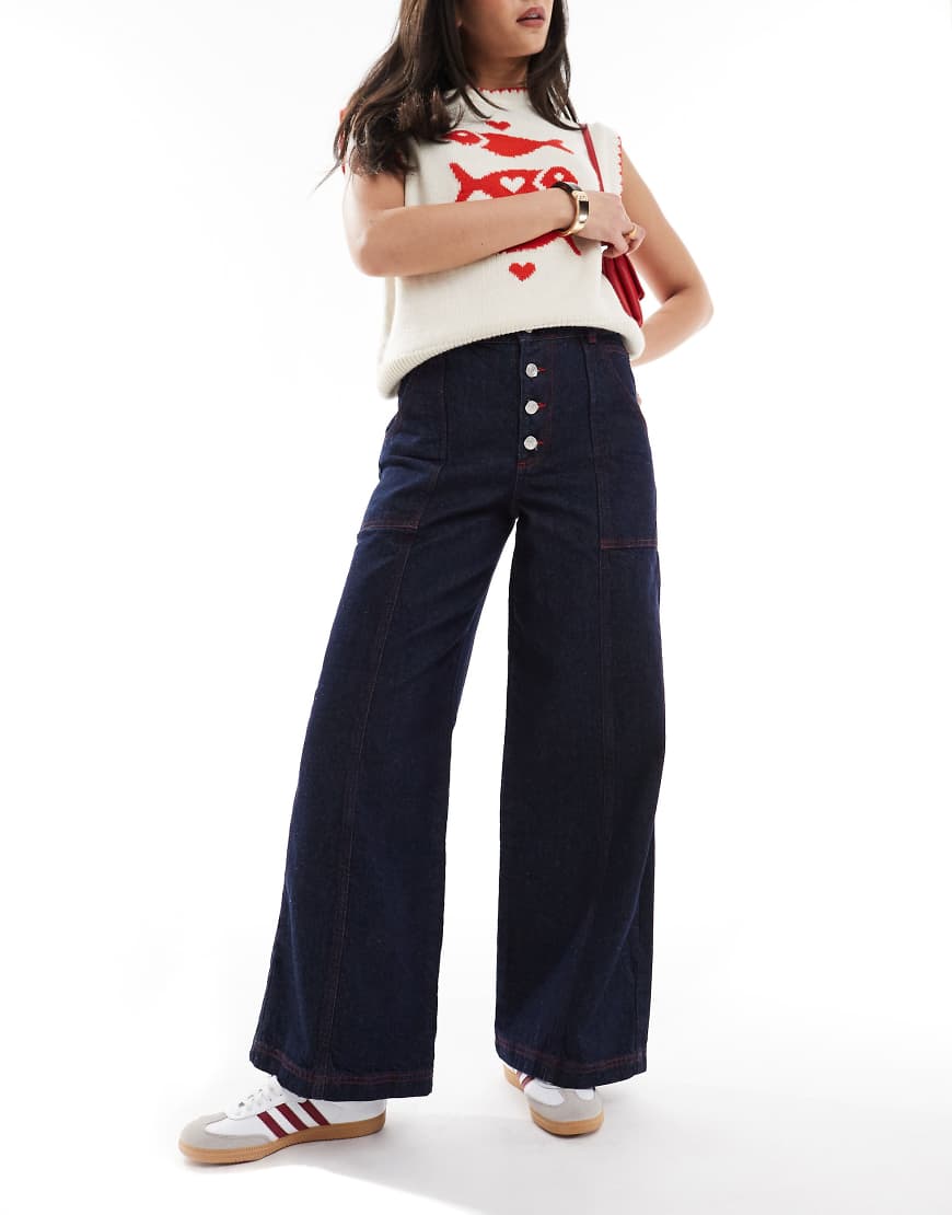 ASOS DESIGN - Jeans aus Denim in Rinse-Waschung mit weitem Bein und roten Nähten-Blau von ASOS DESIGN