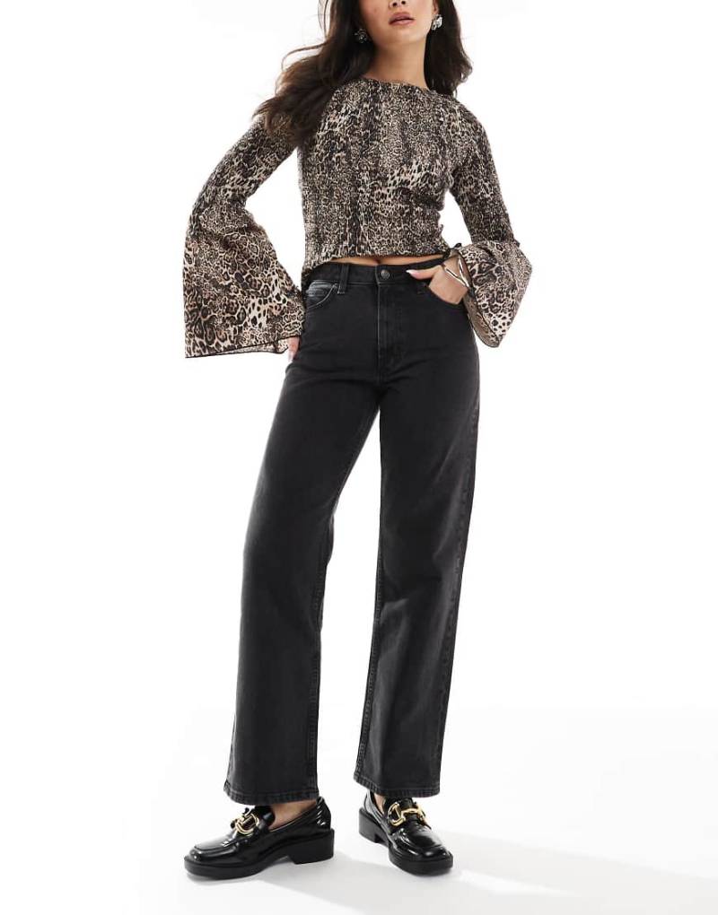 ASOS DESIGN - Jeans aus Komfort-Stretch in verwaschenem Schwarz mit geradem Schnitt von ASOS DESIGN