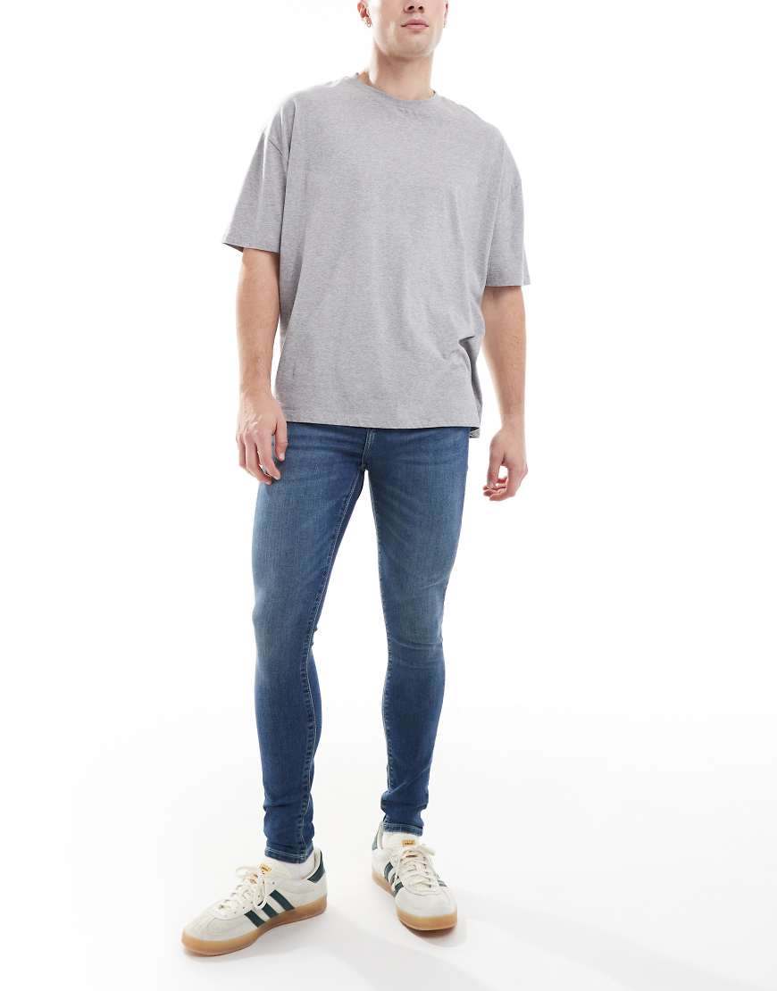 ASOS DESIGN - Jeans aus Power-Stretch in verwaschenem Dunkelblau von ASOS DESIGN