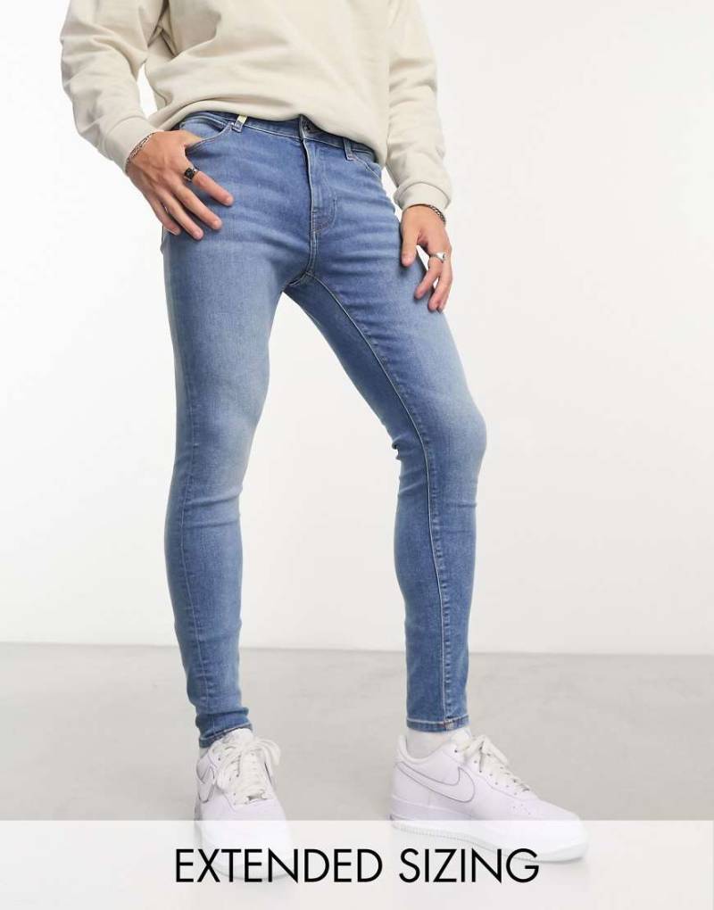 ASOS DESIGN - Jeans aus Power-Stretch in verwaschenem Mittelblau von ASOS DESIGN