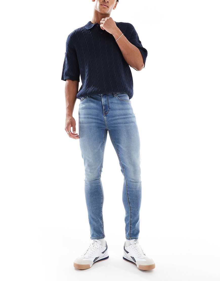 ASOS DESIGN - Jeans aus Power-Stretch in verwaschenem Mittelblau von ASOS DESIGN