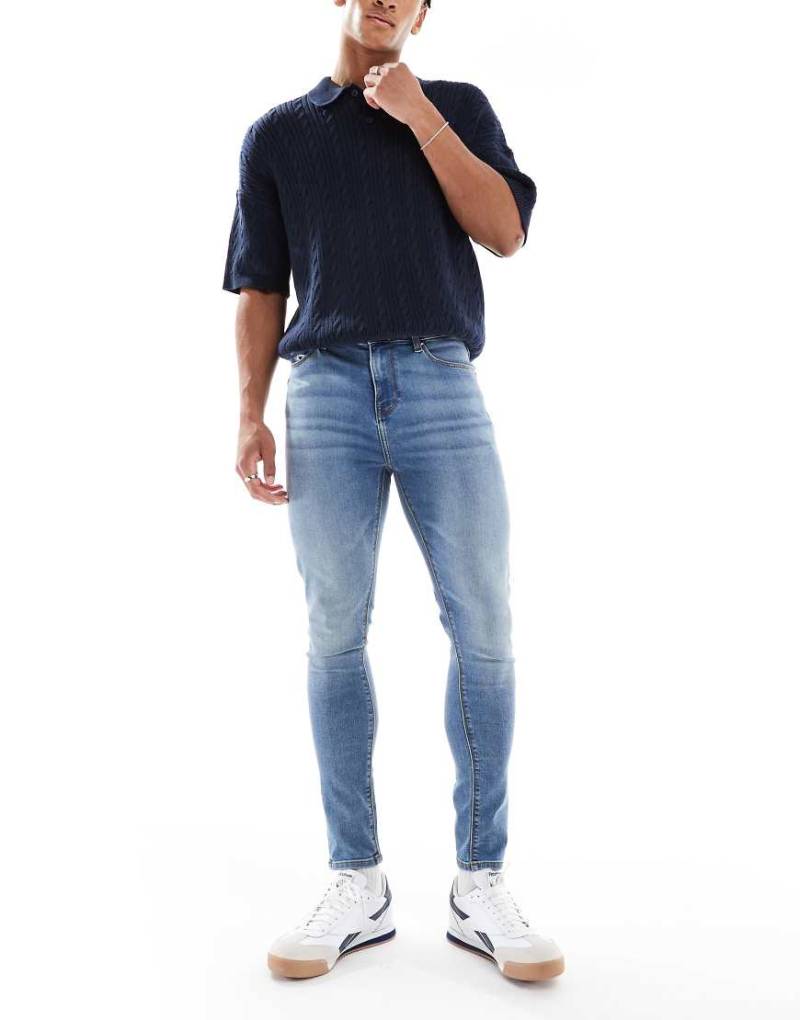 ASOS DESIGN - Jeans aus Power-Stretch in verwaschenem Mittelblau von ASOS DESIGN