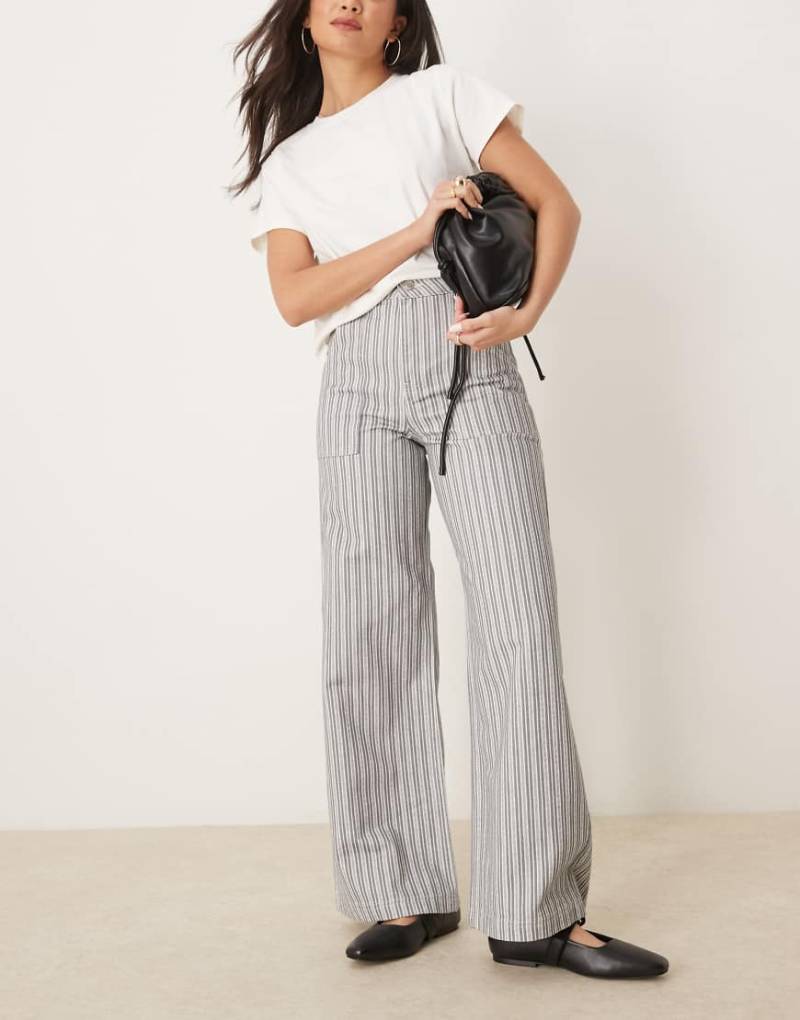 ASOS DESIGN - Jeans in Anthrazit gestreift mit weitem Bein und Oversize-Taschen-Grau von ASOS DESIGN
