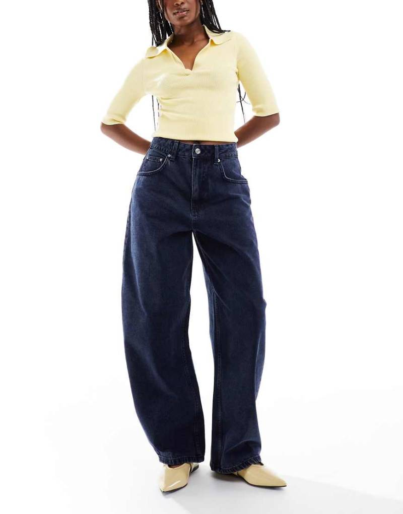 ASOS DESIGN - Jeans in Blau-Schwarz mit hohem Bund und weitem, abgerundetem Bein-Marineblau von ASOS DESIGN