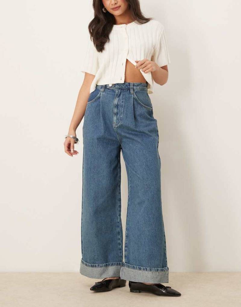 ASOS DESIGN - Jeans in Blau mit superweitem Bein und Umschlag von ASOS DESIGN