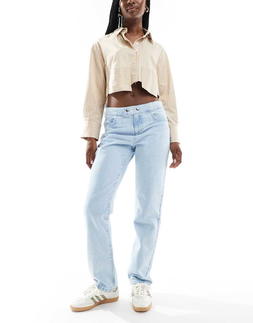 ASOS DESIGN - Jeans in Bleach-Waschung mit niedrigem Bund und Nietenverschluss-Blau von ASOS DESIGN