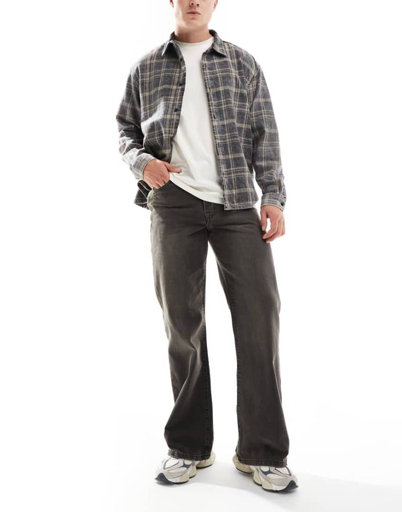 ASOS DESIGN - Jeans in Braun mit weitem Bein-Schwarz von ASOS DESIGN