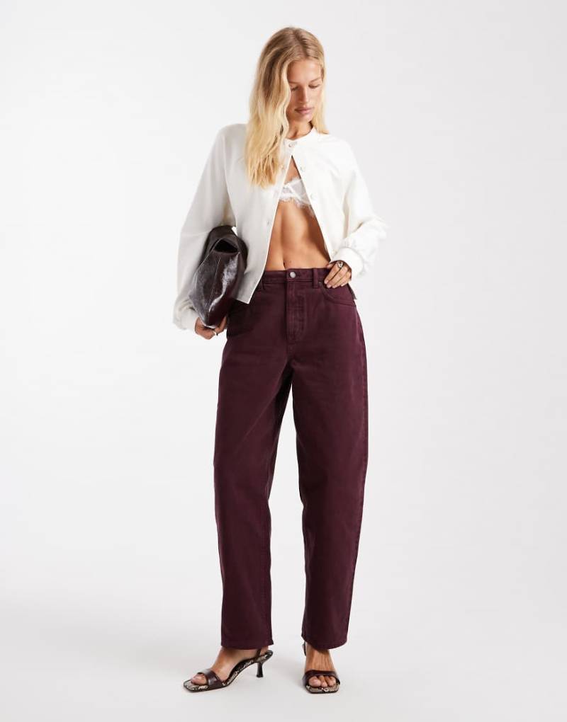 ASOS DESIGN - Schmal geschnittene Jeans in Burgunderrot mit abgerundetem Beinschnitt von ASOS DESIGN