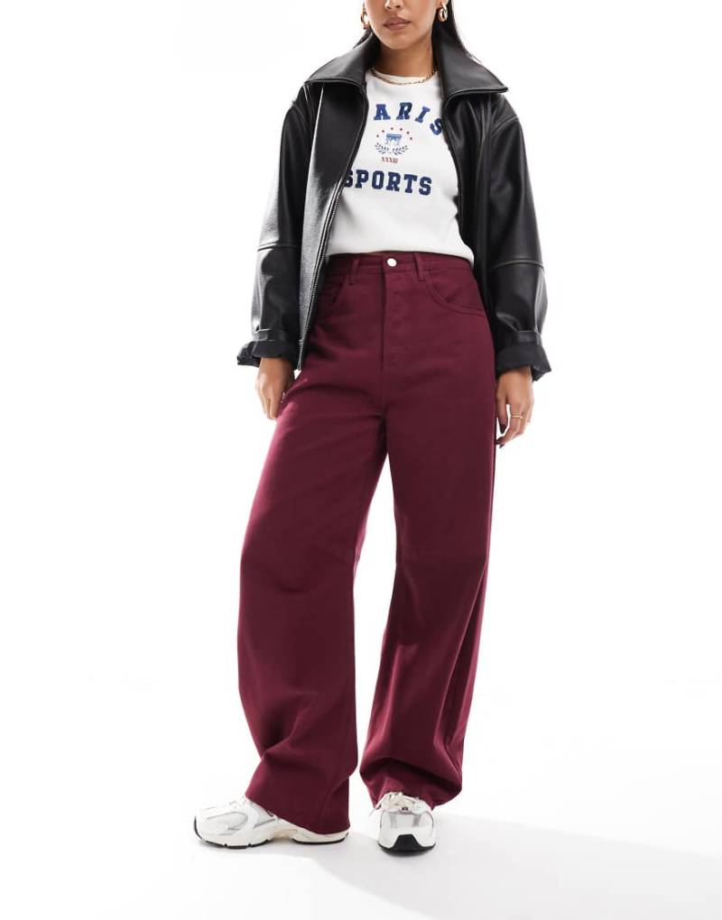 ASOS DESIGN - Jeans in Burgunderrot mit abgerundetem Beinschnitt von ASOS DESIGN