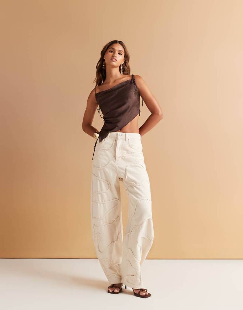 ASOS DESIGN - Jeans in Ecru mit abgerundetem Beinschnitt, gleichfarbigem Wellendetail und hohem Bund-Weiß von ASOS DESIGN