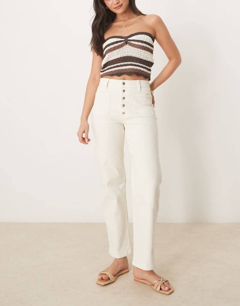 ASOS DESIGN - Gerade geschnittene Jeans in Weiß mit Knopfleiste von ASOS DESIGN