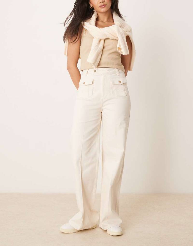 ASOS DESIGN - Jeans in Weiß mit weitem Schnitt und Vordertaschen von ASOS DESIGN