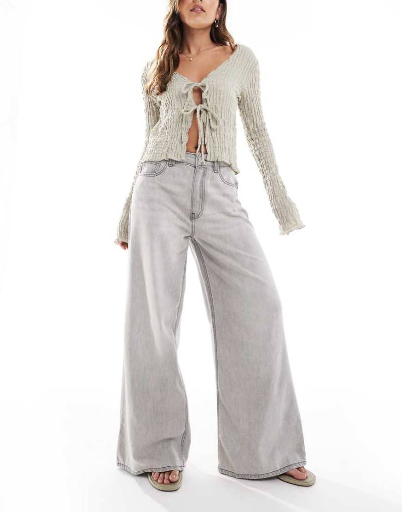 ASOS DESIGN - Jeans in Grau mit weitem Bein von ASOS DESIGN
