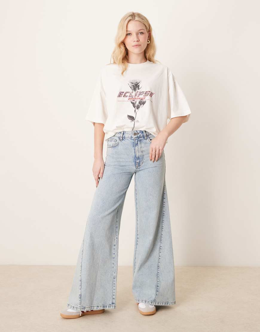 ASOS DESIGN - Jeans in Hellblau mit sehr weitem Bein und verdrehtem Nahtdetail von ASOS DESIGN
