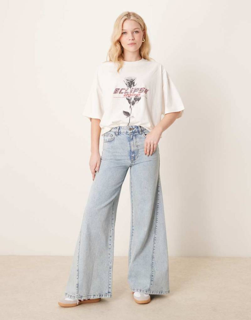 ASOS DESIGN - Jeans in Hellblau mit sehr weitem Bein und verdrehtem Nahtdetail von ASOS DESIGN