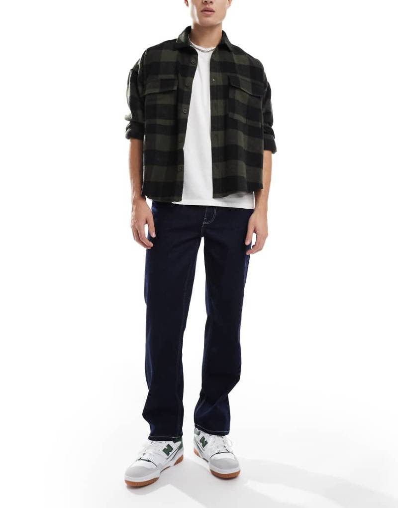 ASOS DESIGN - Jeans in Indigoblau mit geradem Bein und Kontrastnaht von ASOS DESIGN