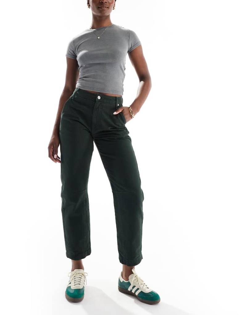 ASOS DESIGN - Jeans in Khaki mit abgerundetem Bein-Grün von ASOS DESIGN