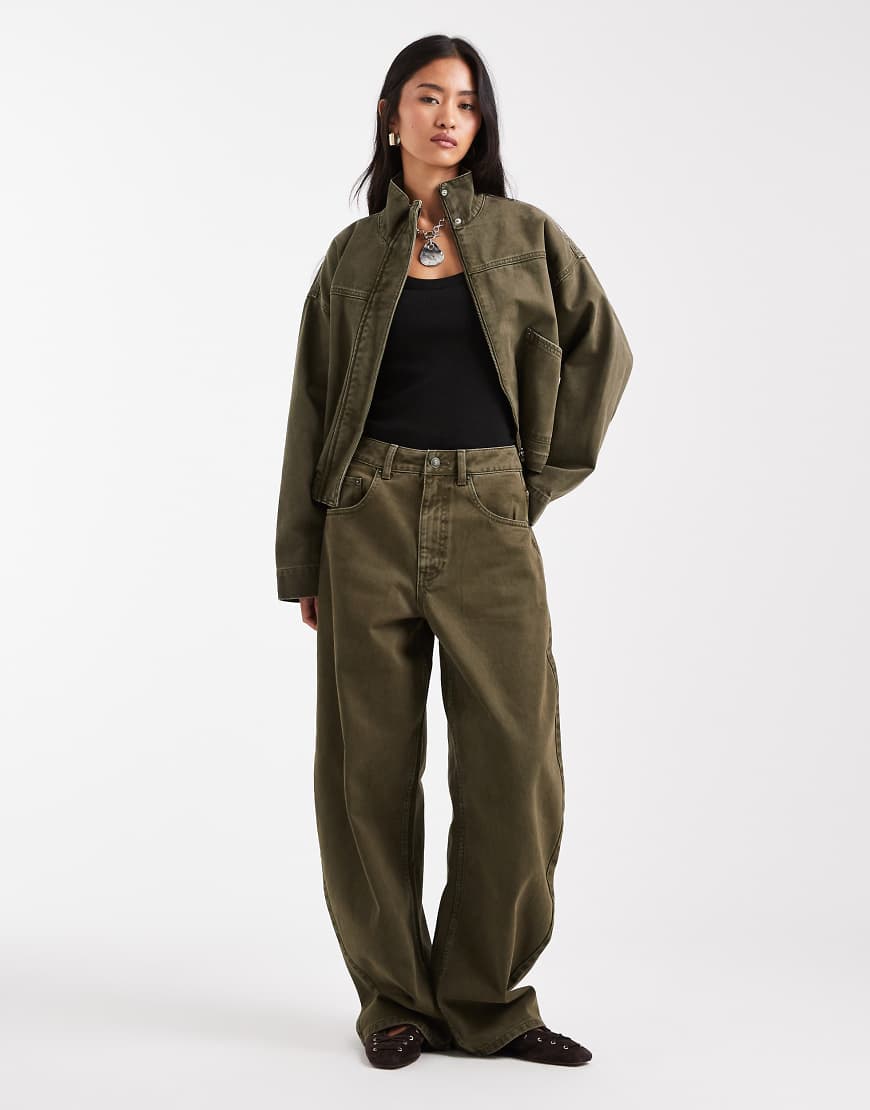 ASOS DESIGN - Jeans in Khaki mit weitem, abgerundetem Bein und hohem Bund-Grün von ASOS DESIGN