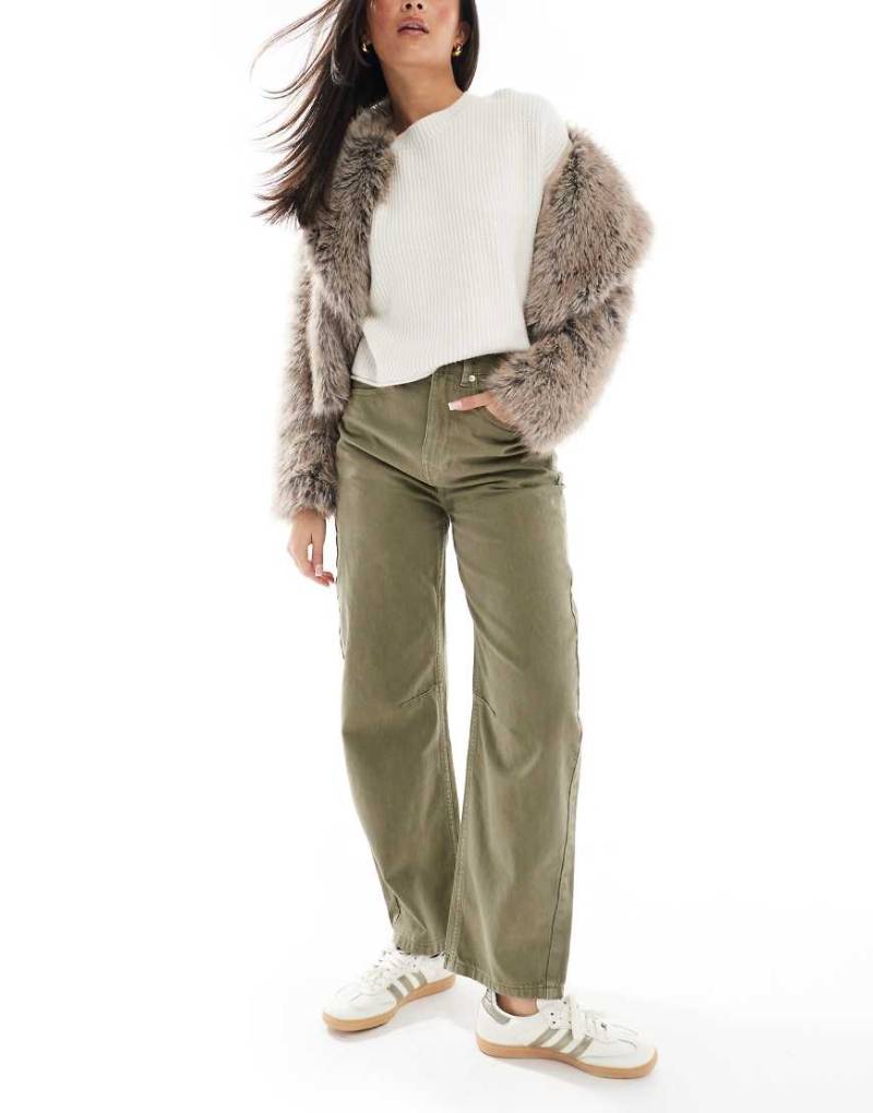 ASOS DESIGN - Jeans in Khaki mit weitem Beinschnitt und elastischem Bund-Grün von ASOS DESIGN
