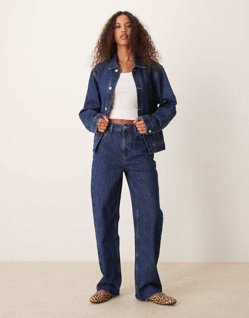 ASOS DESIGN - Jeans in Mittelblau mit 90er-Schnitt von ASOS DESIGN