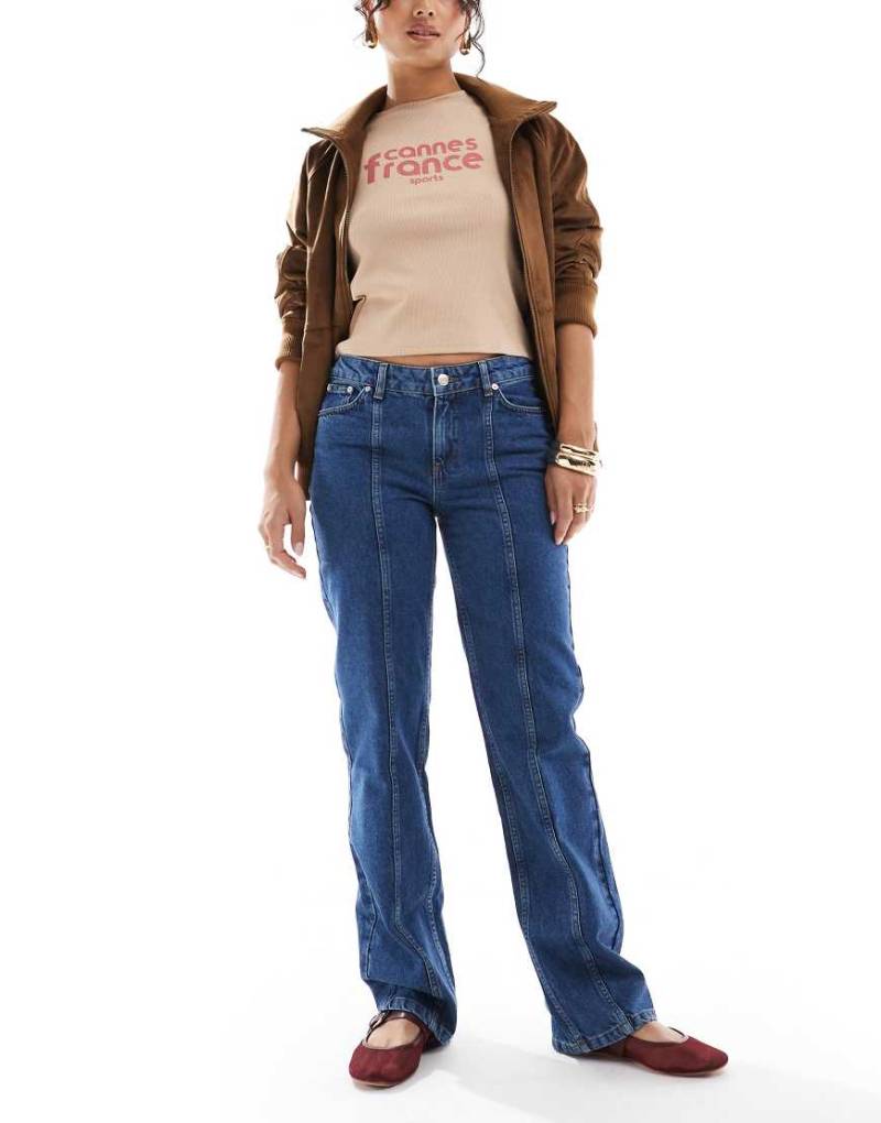 ASOS DESIGN - Jeans in Mittelblau mit Ziernaht von ASOS DESIGN