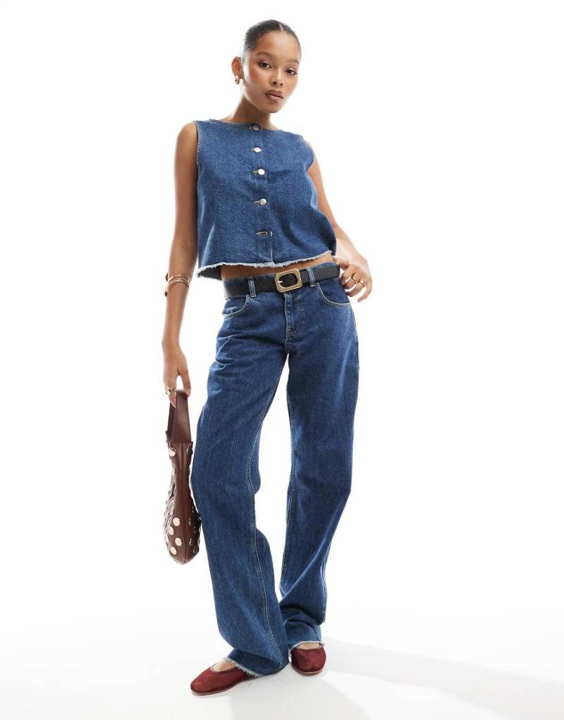 ASOS DESIGN - Jeans in Mittelblau mit ausgefranstem Umschlag von ASOS DESIGN