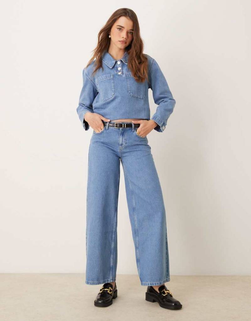 ASOS DESIGN - Jeans in Mittelblau mit niedrigem Bund und weitem Schnitt von ASOS DESIGN