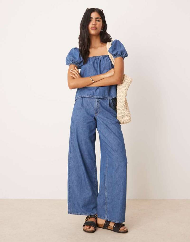 ASOS DESIGN - Jeans in Mittelblau mit plissierter Taille und weitem Bein, Kombiteil von ASOS DESIGN
