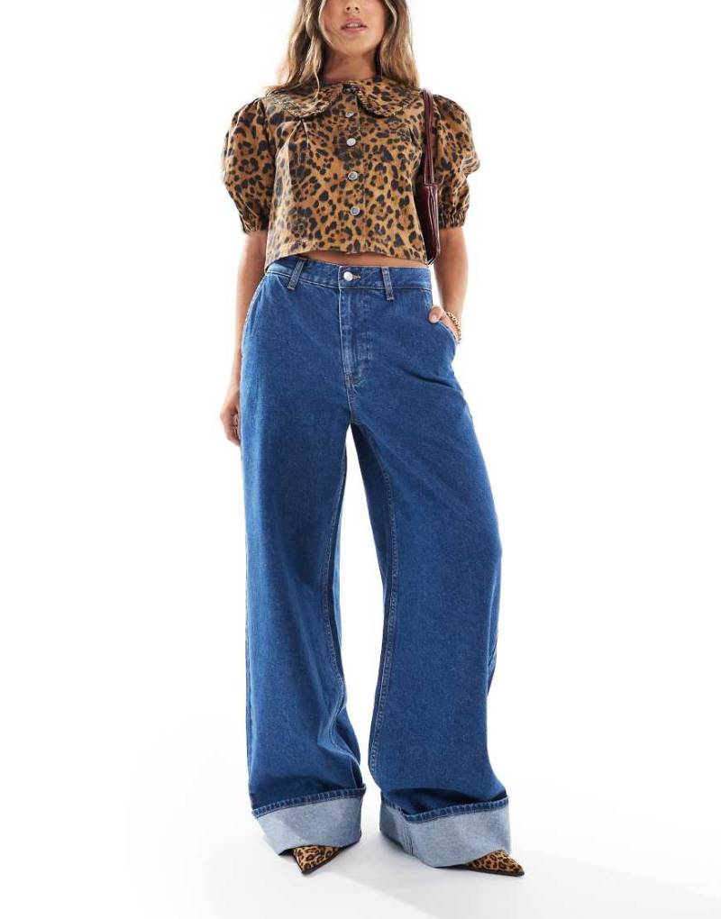 ASOS DESIGN - Jeans in Mittelblau mit weitem Bein, hohem Bund und Umschlag von ASOS DESIGN