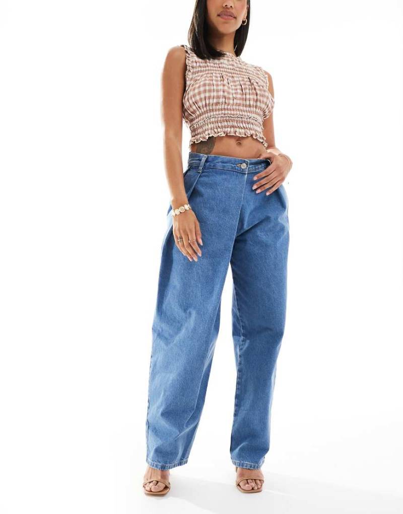 ASOS DESIGN - Jeans in Mittelblau mit weitem Bein und Wickeldetail von ASOS DESIGN