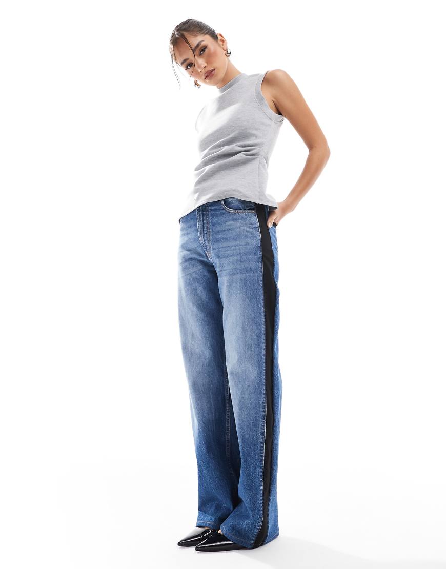 ASOS DESIGN - Jeans in Mittelblau mit weitem Bein und elegantem Bund in Schwarz von ASOS DESIGN