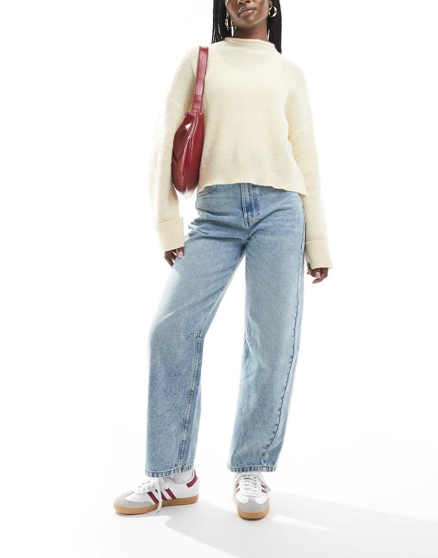 ASOS DESIGN - Jeans in Mittelblau mit weitem Beinschnitt und Lasche an der Taille von ASOS DESIGN