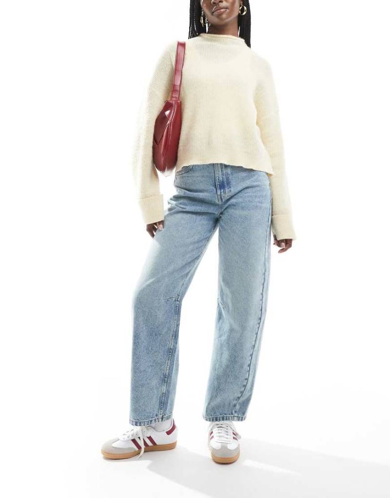 ASOS DESIGN - Jeans in Mittelblau mit weitem Beinschnitt und Lasche an der Taille von ASOS DESIGN