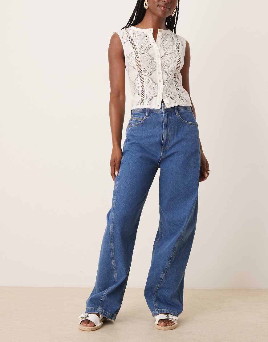 ASOS DESIGN - Jeans in Mittelblau mit weitem Beinschnitt und Nahtdetail von ASOS DESIGN
