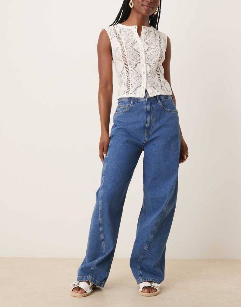 ASOS DESIGN - Jeans in Mittelblau mit weitem Beinschnitt und Nahtdetail von ASOS DESIGN