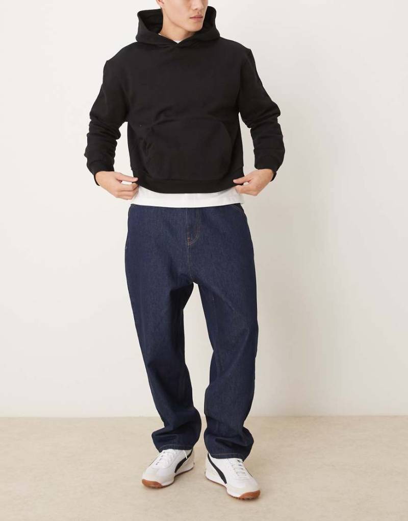 ASOS DESIGN - Jeans in Rinse-Waschung mit Skater-Schnitt-Blau von ASOS DESIGN