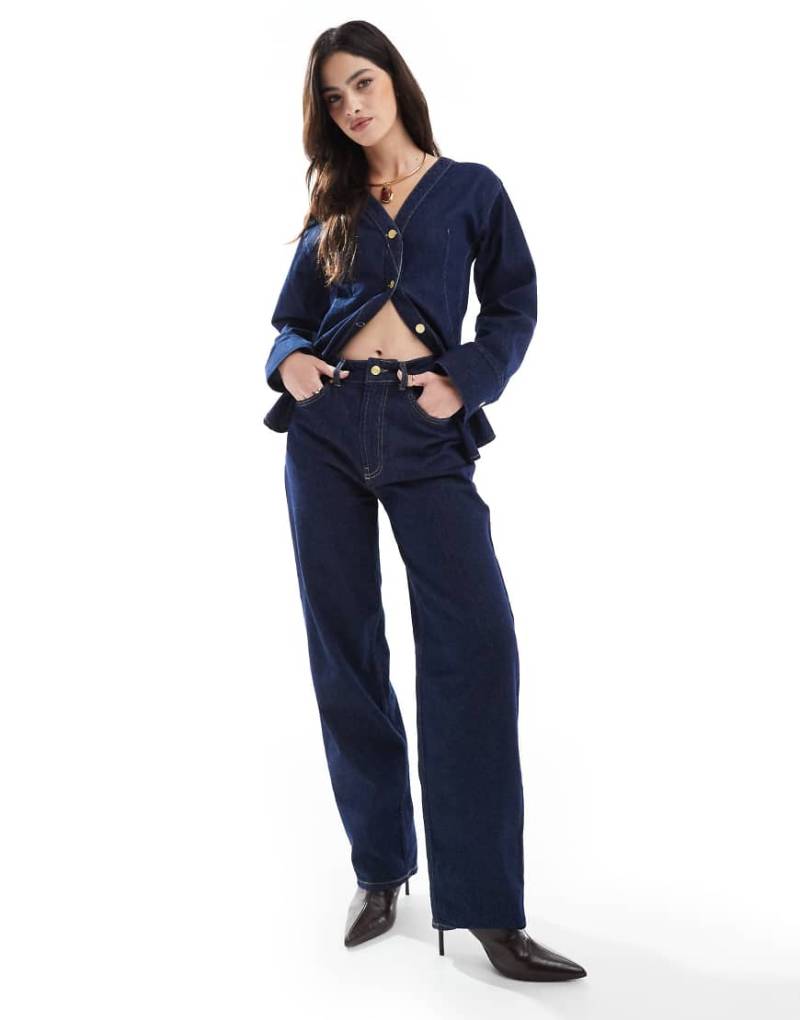ASOS DESIGN - Jeans in Rinse-Waschung mit weitem Beinschnitt, Kombiteil-Blau von ASOS DESIGN